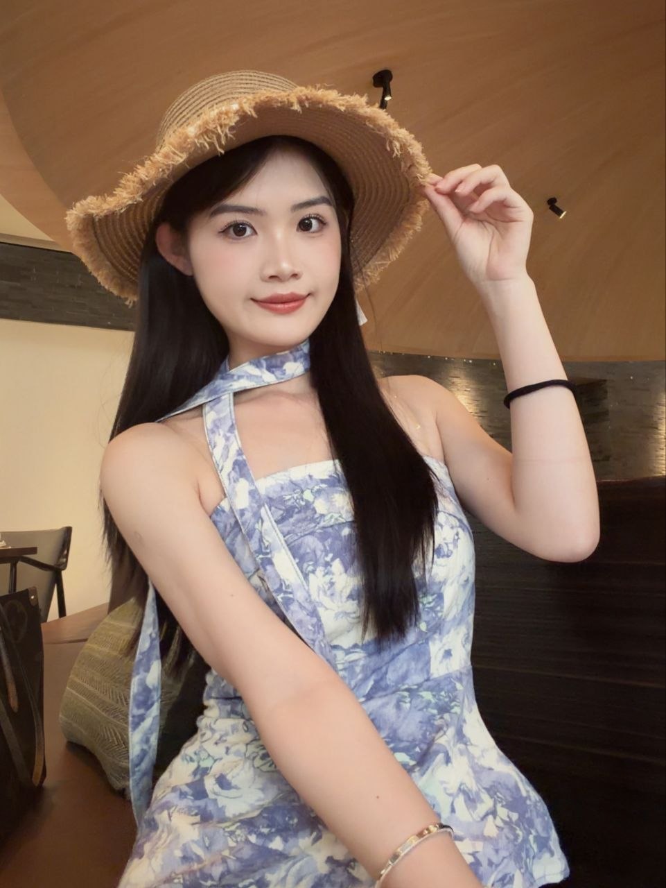 广西 南宁 21岁 166cm 94 B杯 刚毕业 新人第一次,温柔可爱 说话爽快,不绕弯,会跳舞,会唱歌 抽烟纹身:无 SM:否 无套:否 口交:可 过夜:可 同居:可 可飞:可 价格:10 特点:新人第一次,温柔可爱 说话爽快,不绕弯,会跳舞,会唱歌