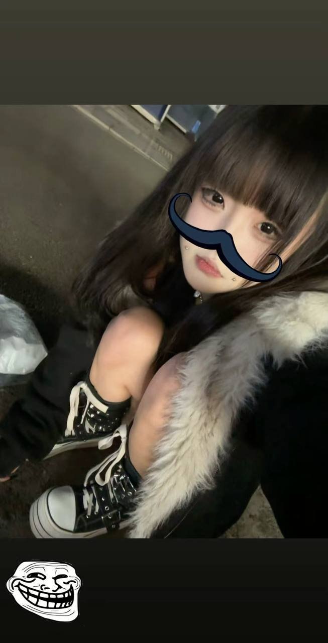云南 昆明 18岁 165cm 48 B杯 无 可爱 抽烟纹身:有纹身 SM:否 无套:可 口交:可 过夜:可 同居:否 可飞:不能 价格:5 特点:可爱