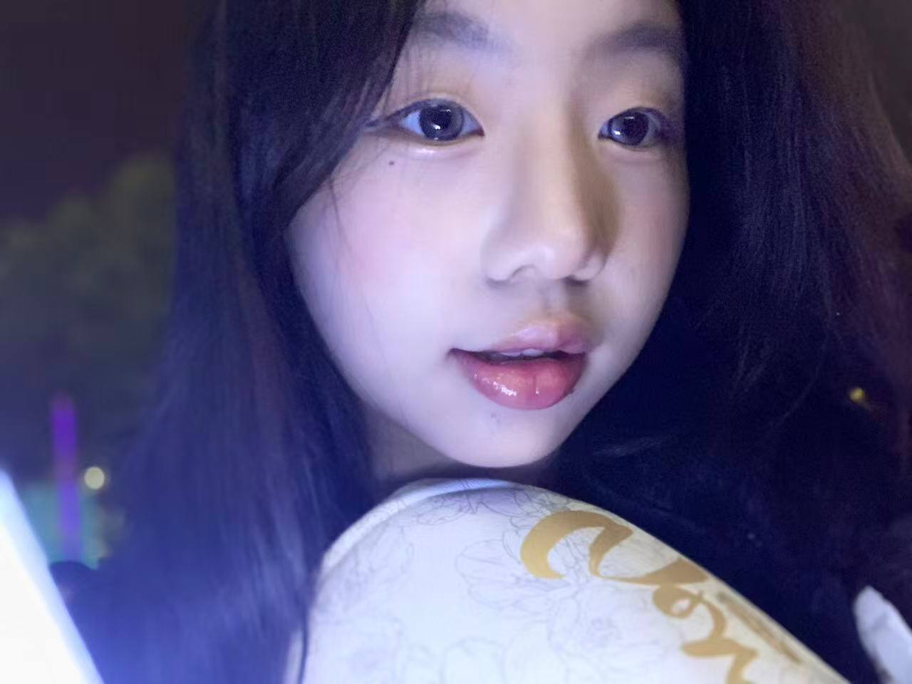 广西 百色 18岁 155cm 90 B杯 学生 恋痛 抽烟纹身:无 SM:轻度可 无套:看情况 口交:可 过夜:可 同居:可 可飞:可 价格:7 特点:恋痛