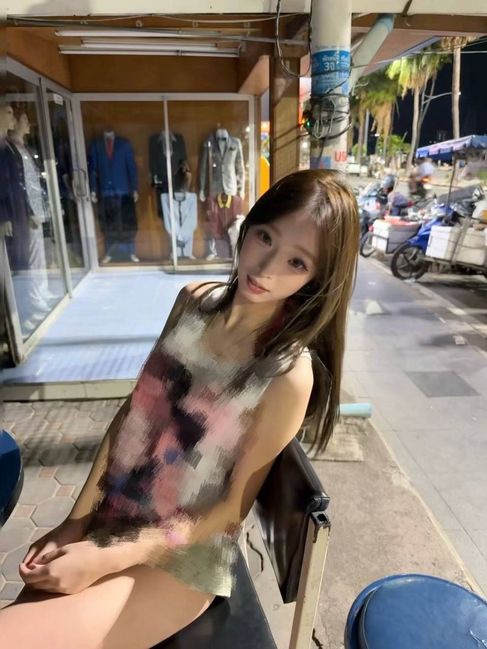 泰国 曼谷 19岁 168cm 98 B杯 腿长 年纪小皮肤白 待哥如男友 抽烟纹身:无 SM:否 无套:否 口交:可 过夜:可 可飞:可 价格:45 特点:腿长 年纪小皮肤白 待哥如男友