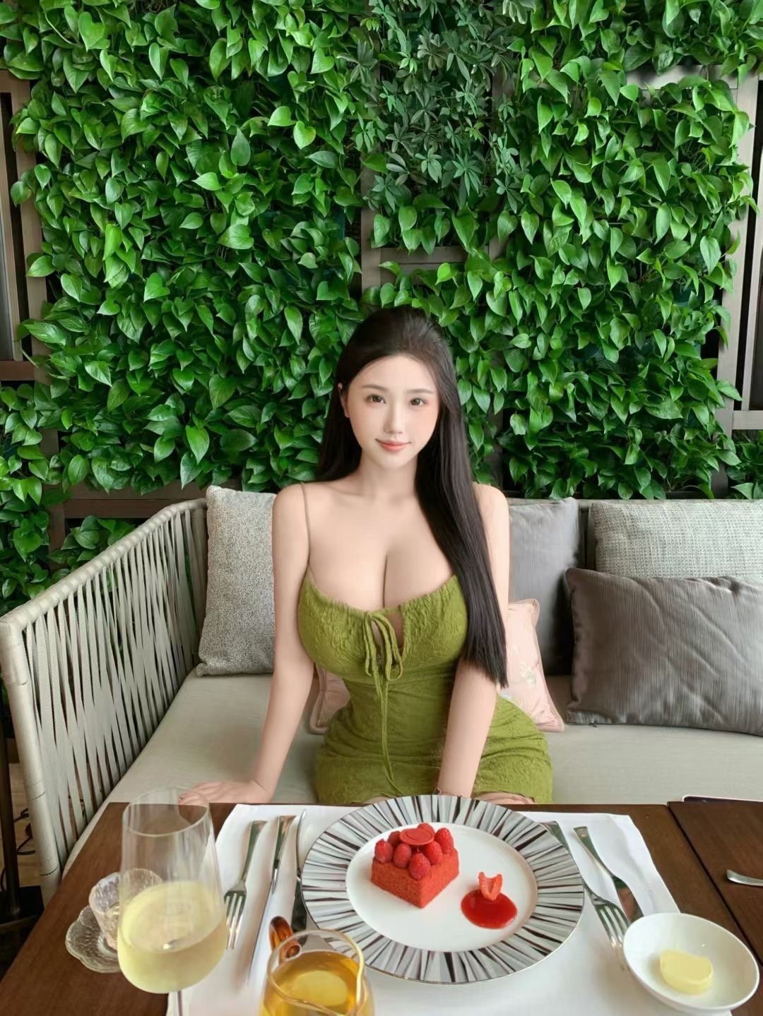 广东 深圳 4岁 161cm 98 F杯 学生 前凸后翘,皮肤白,古筝10级 无整 抽烟纹身:无 SM:是 无套:否 口交:可 过夜:可 同居:可 可飞:可 价格:45 特点:前凸后翘,皮肤白,古筝10级 无整