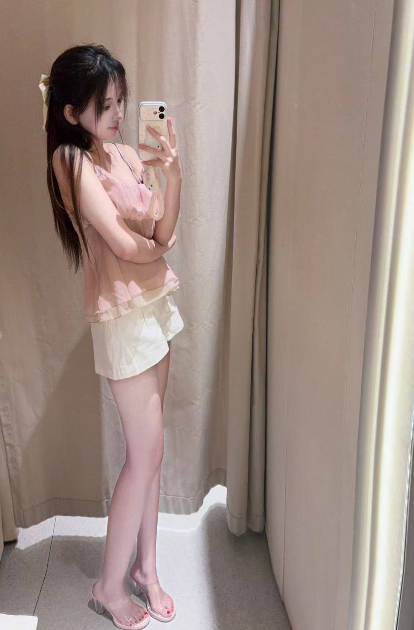 广西 南宁 19岁 161cm 95 C杯 其他 聪明 英语好 抽烟纹身:无 SM:否 无套:否 口交:可 过夜:可 同居:否 可飞:看时间安排 价格:10 特点:聪明 英语好