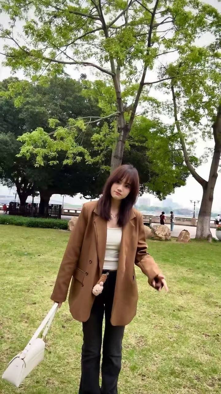 广东 广州白云 25岁 163cm 91 B杯 宠物美容师 有爱心 抽烟纹身:手臂 SM:否 无套:可 口交:可 过夜:否 同居:可 可飞:可 价格:12 特点:有爱心
