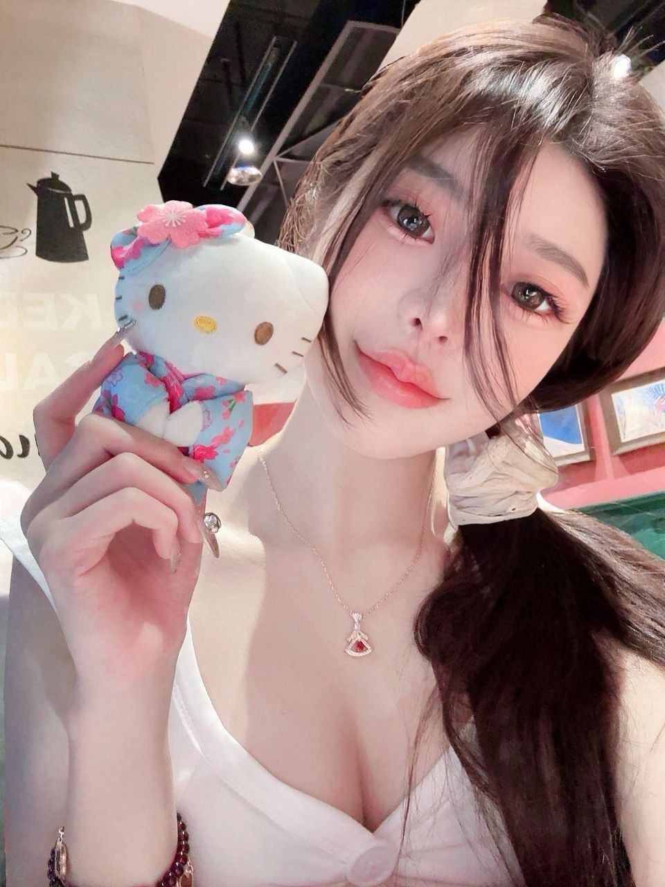 广东 深圳 21岁 173cm 102 B杯 学生 皮肤超级白 艺术生 活泼开朗 抽烟纹身:无 SM:轻微 无套:否 口交:可 过夜:可 同居:可 可飞:可 价格:40 特点:皮肤超级白 艺术生 活泼开朗