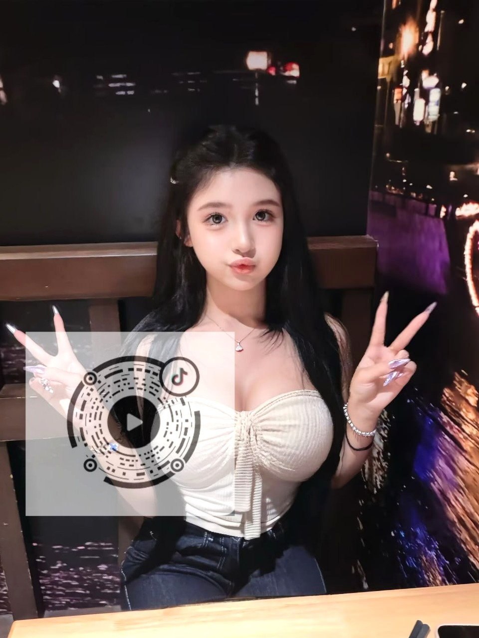 江苏 南京 19岁 165cm 98 D杯 学生 k9 真🐻 全脸无整 会喷 抽烟纹身:无 SM:否 无套:可 口交:可 过夜:可 同居:否 可飞:可 价格:30 特点:k9 真🐻 全脸无整 会喷