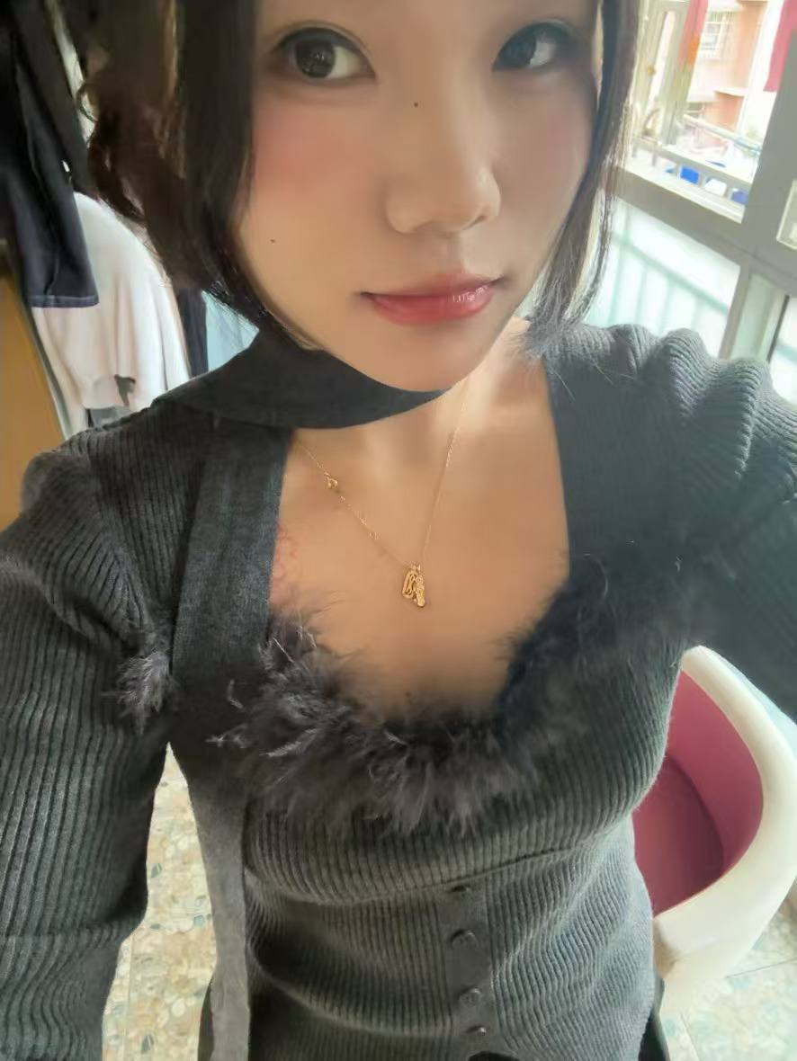 湖南 长沙 21岁 162cm 102 B杯 自由职业 听话 抽烟纹身:无 SM:是 无套:可 口交:可 过夜:可 同居:可 可飞:能 价格:5 特点:听话