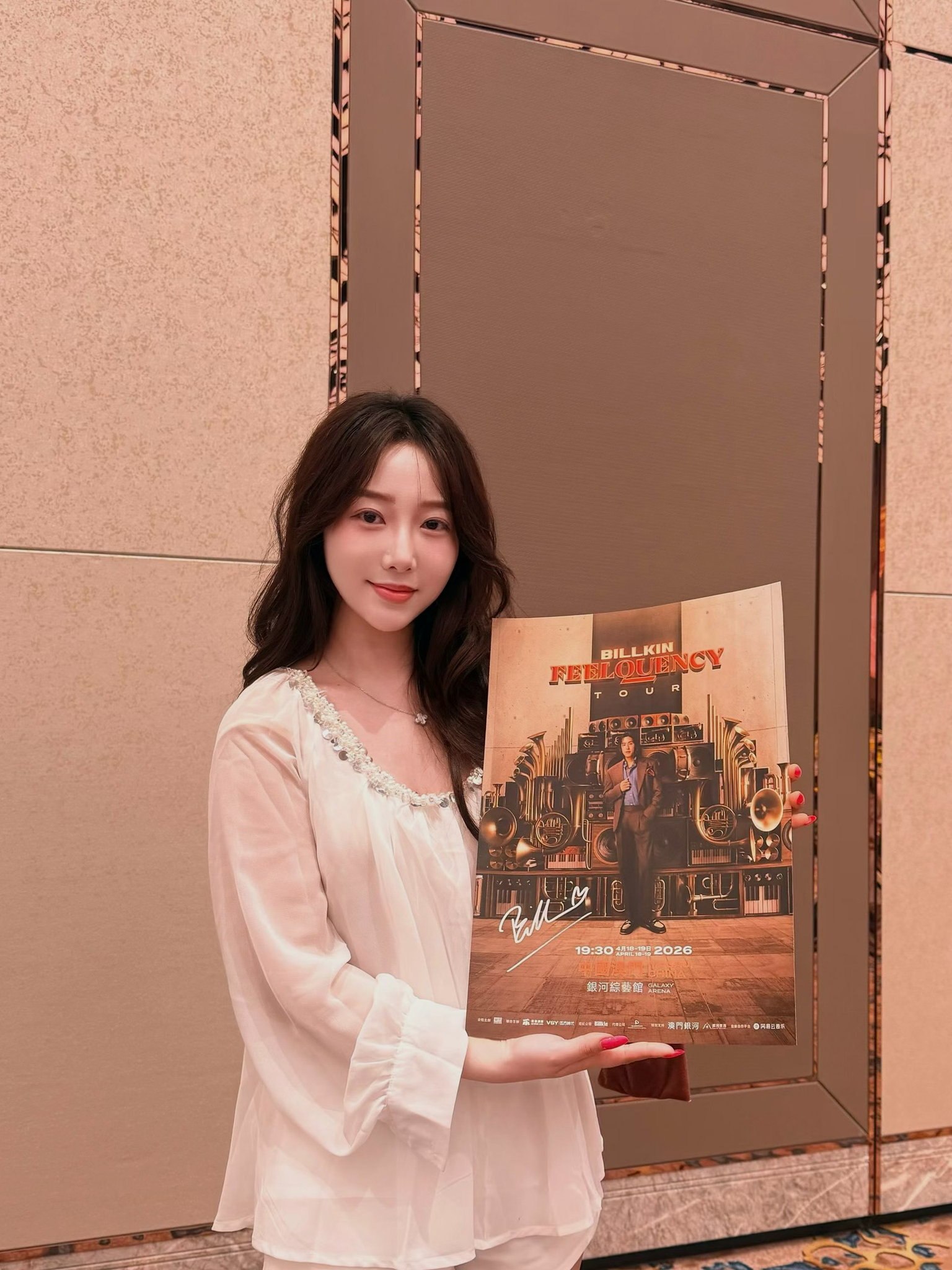江苏 苏州 03岁 165cm 92 B杯 学生 无整,师大大四(学信网可查),听话,乖 抽烟纹身:无 SM:是 无套:否 口交:可 过夜:可 可飞:可 价格:20-40 特点:无整,师大大四(学信网可查),听话,乖