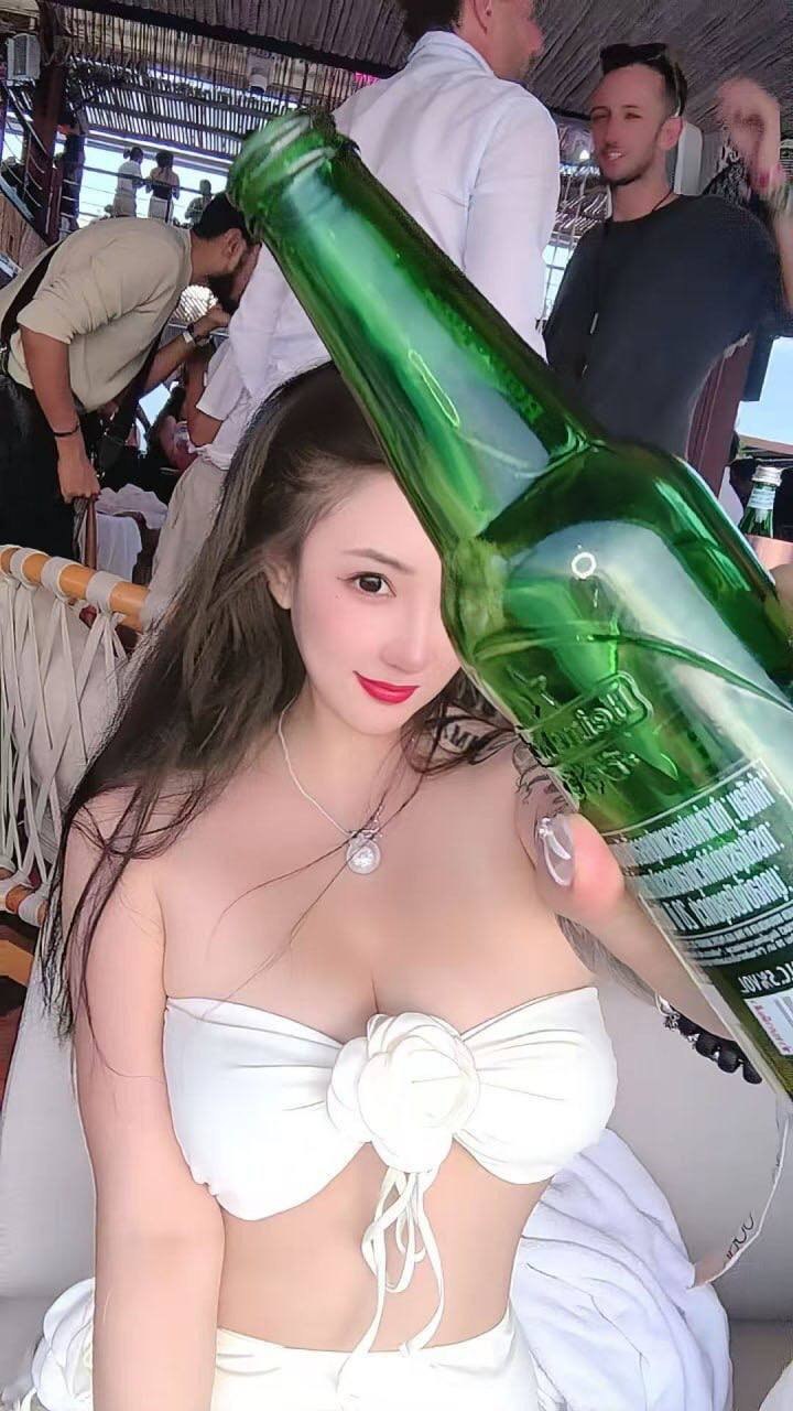广东 深圳 24岁 168cm 108 E杯 主播 性格开朗 爱运动 抽烟纹身:有纹身 SM:否 无套:否 口交:可 过夜:可 同居:可 可飞:可 价格:30 特点:性格开朗 爱运动