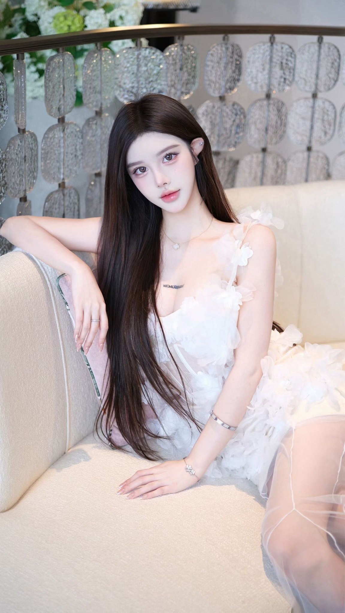 广东 深圳 20岁 168cm 90 C杯 主播 会打高尔夫学过舞蹈 抽烟纹身:有纹身 SM:否 无套:否 口交:可 过夜:可 同居:可 可飞:可 价格:30 特点:会打高尔夫学过舞蹈
