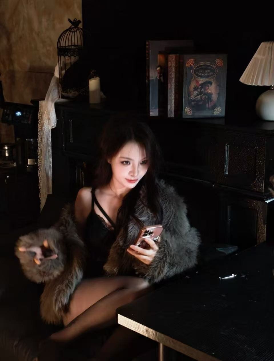 湖南 长沙 26岁 158cm 40 A杯 宠物美容师 情商高 会挑舞 会来事 会提供情绪价值 活泼开朗 温柔体贴 腰细屁股大 御姐纯御都可 有进取心 有修养 抽烟纹身:无抽烟有纹身 SM:是 无套:可 口交:可 过夜:可 同居:可 可飞:可 价格:20 特点:情商高 会挑舞 会来事 会提供情绪价值 活泼开朗 温柔体贴 腰细屁股大 御姐纯御都可 有进取心 有修养