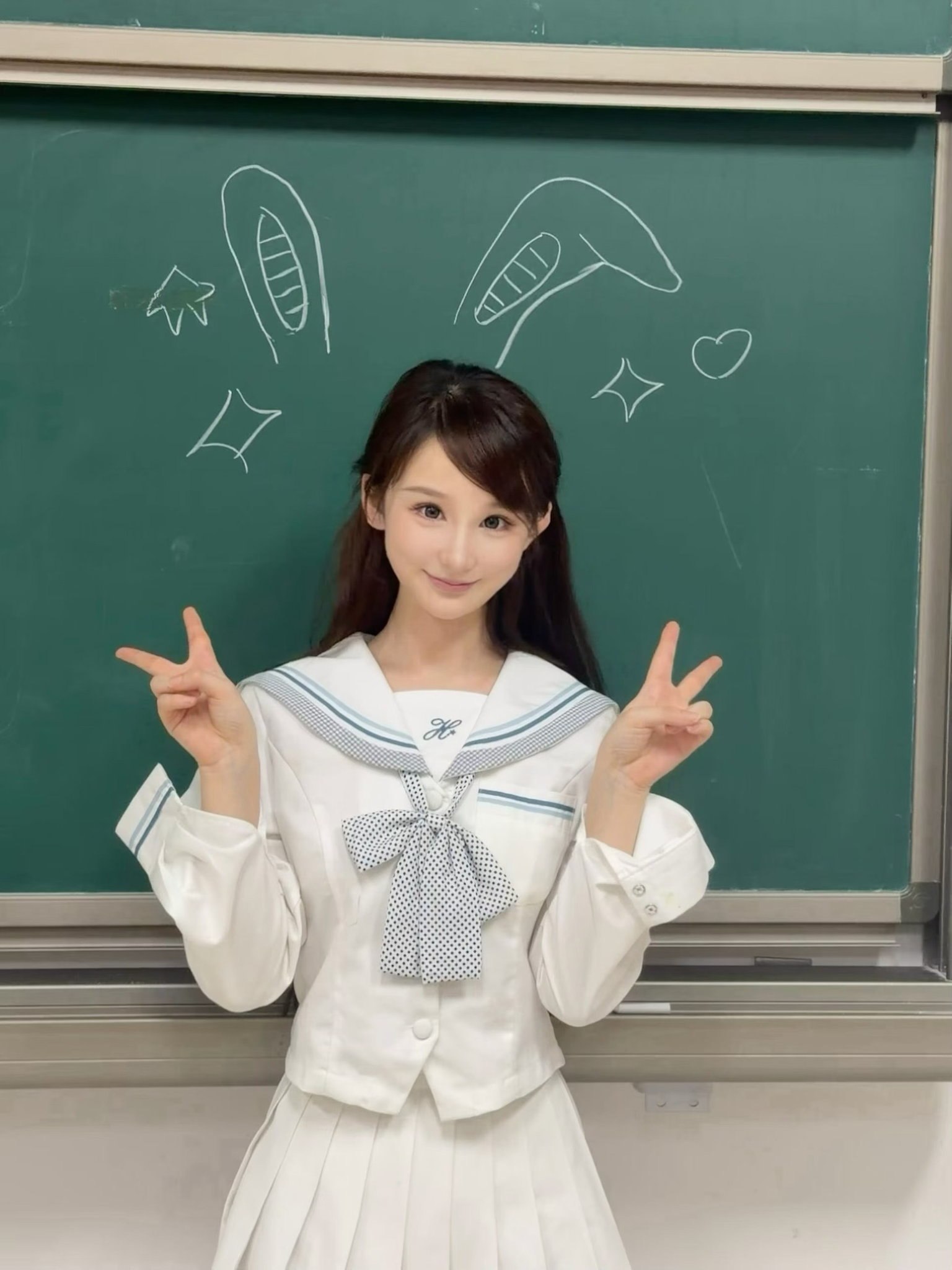 河南 郑州 19岁 163cm 87 B杯 学生 善解人意乖巧懂事性格温柔体贴同时又活泼可爱不沉闷 清纯 抽烟纹身:无 SM:否 无套:否 口交:可 过夜:可 可飞:可 价格:25 特点:善解人意乖巧懂事性格温柔体贴同时又活泼可爱不沉闷 清纯
