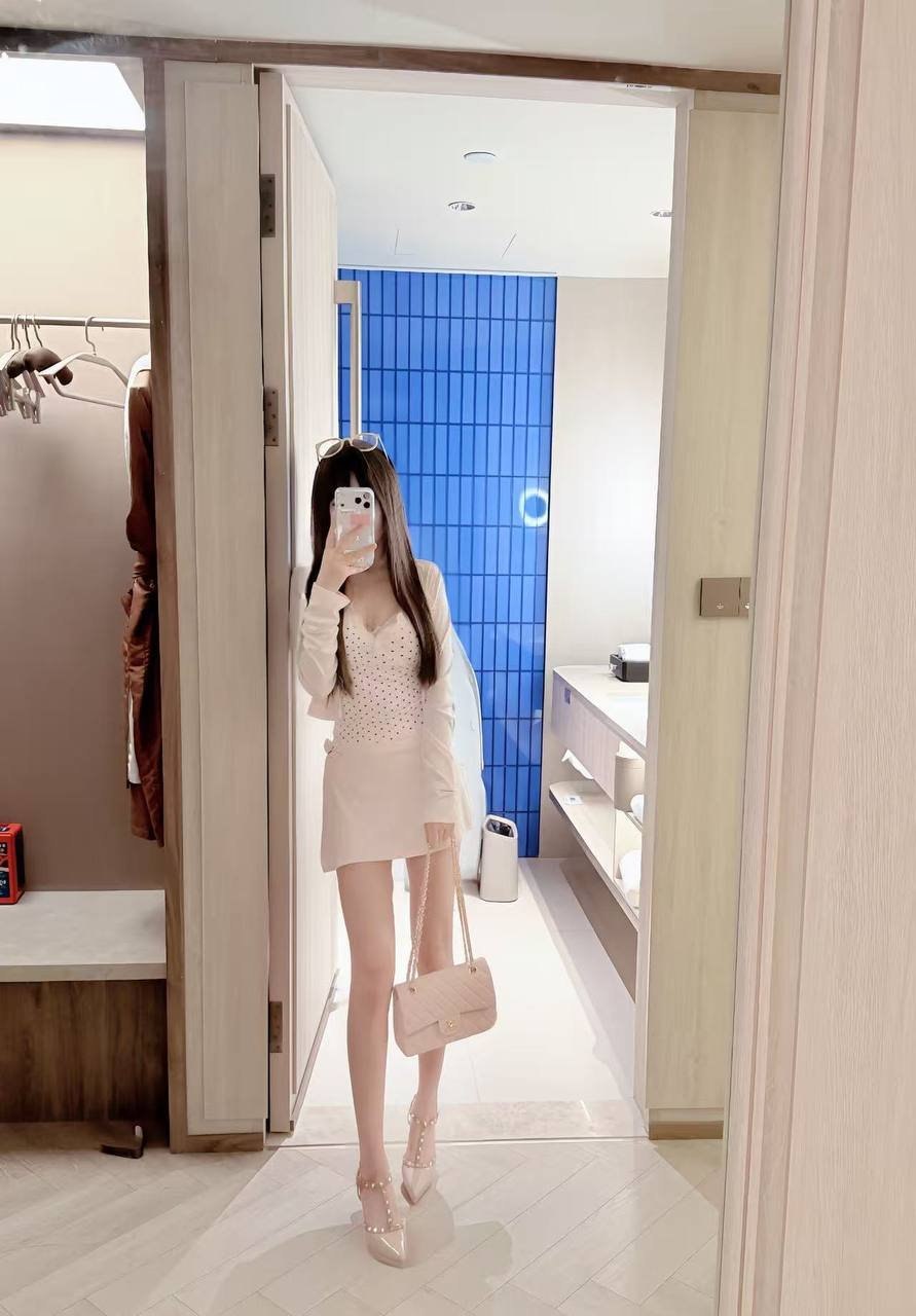 广东 东莞 19岁 165cm 90 A杯 主播 抽烟纹身:无 SM:否 无套:可 口交:可 过夜:可 同居:否 可飞:可 价格:6.5