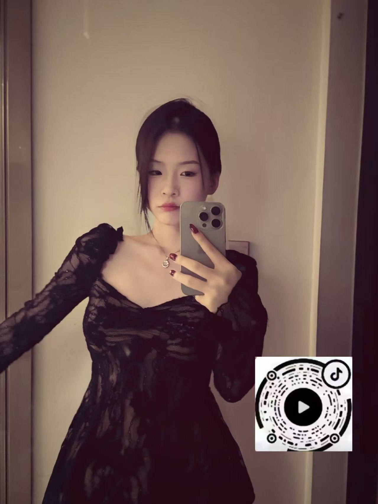 山东 济南 21岁 168cm 105 B杯 刚毕业 懂事,该粘人的时候粘人 抽烟纹身:有纹身 SM:是 无套:可 口交:可 过夜:可 同居:可 可飞:可 价格:8 特点:懂事,该粘人的时候粘人