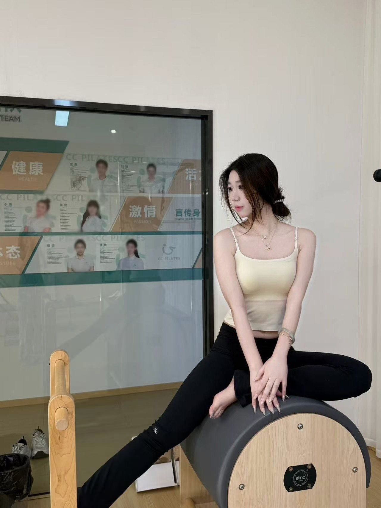 上海 上海 19岁 167cm 100 B杯 学生 肤白貌美,大长腿,反差感 可爱乖巧,听话懂事,性经历很少,很粉嫩,易出水,易高潮身材也很不错,接受程度高,可户外玩(练过普拉提,能适应各种姿势) 抽烟纹身:无 SM:是 无套:否 口交:可 过夜:可 同居:可 可飞:可以 价格:6 特点:肤白貌美,大长腿,反差感 可爱乖巧,听话懂事,性经历很少,很粉嫩,易出水,易高潮身材也很不错,接受程度高,可户外玩(练过普拉提,能适应各种姿势)