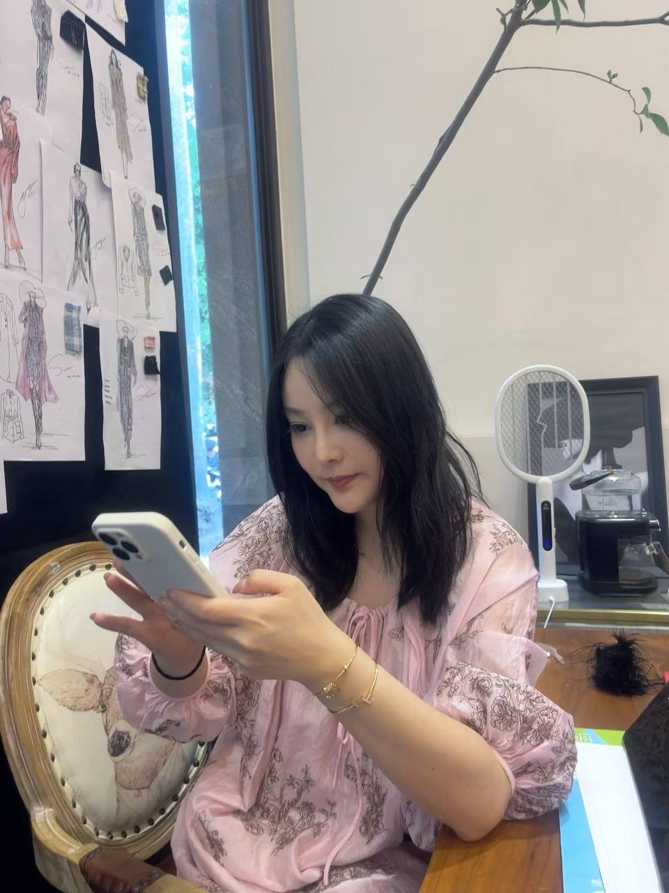广东 深圳 30岁 166cm 102 C杯 自己做服装 唱歌专业歌手级别,鲁迅美术学院毕业审美好,性格很温柔,稍微有点内向,厨艺很好,很会做家常菜,气质型女孩,不抽烟 抽烟纹身:无 SM:否 无套:否 口交:可 过夜:可 同居:可 可飞:可以 价格:50 特点:唱歌专业歌手级别,鲁迅美术学院毕业审美好,性格很温柔,稍微有点内向,厨艺很好,很会做家常菜,气质型女孩,不抽烟