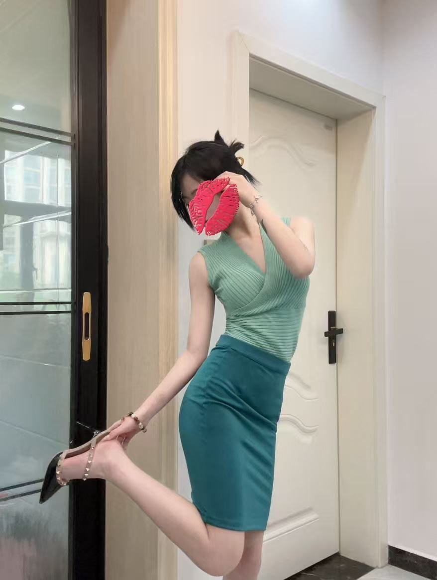 河南 郑州 18岁 160cm 80 A杯 学生 风格多 抽烟纹身:有 SM:轻微 无套:否 口交:可 过夜:可 同居:可 可飞:不能 价格:5 特点:风格多