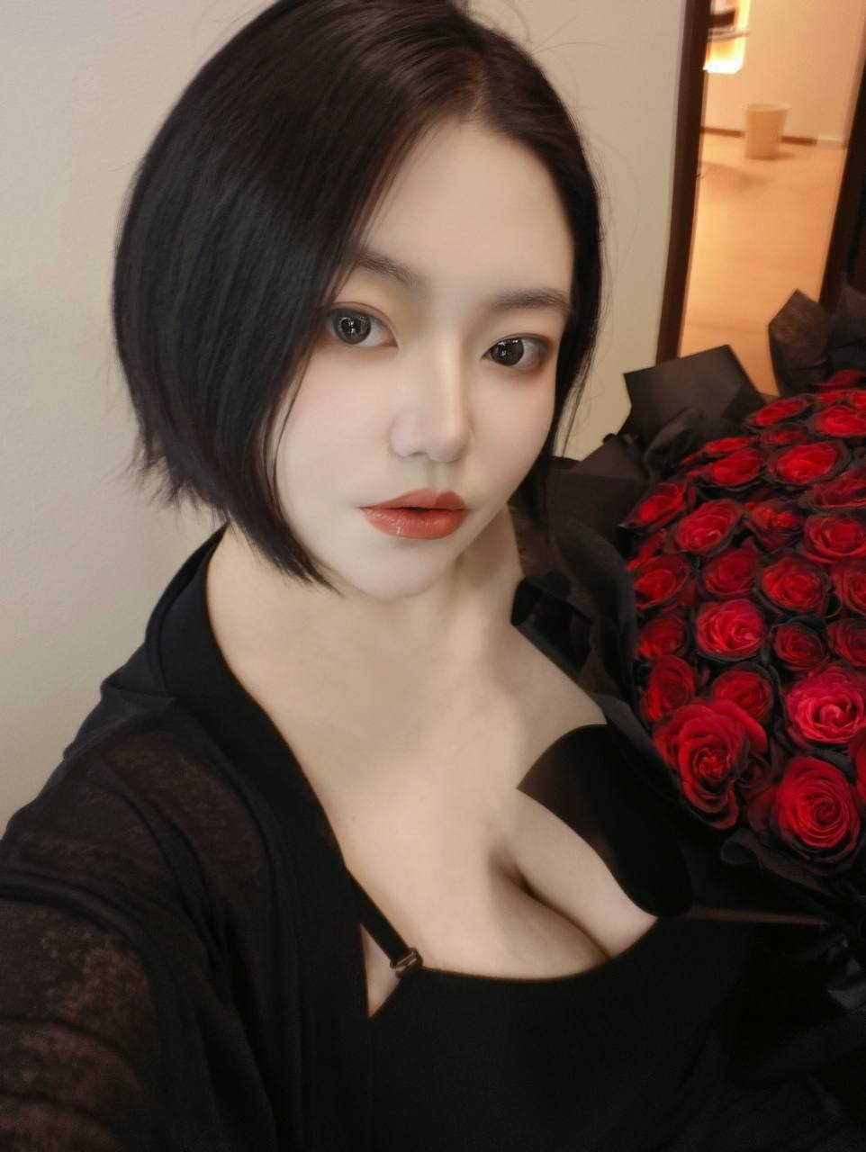 浙江 杭州 22岁 160cm 120 G杯 化妆师 可玩肛交,三通,多人,群p,玩的开,性格好 抽烟纹身:无 SM:可 无套:否 口交:可 过夜:可 同居:可 可飞:可 价格:4 特点:可玩肛交,三通,多人,群p,玩的开,性格好