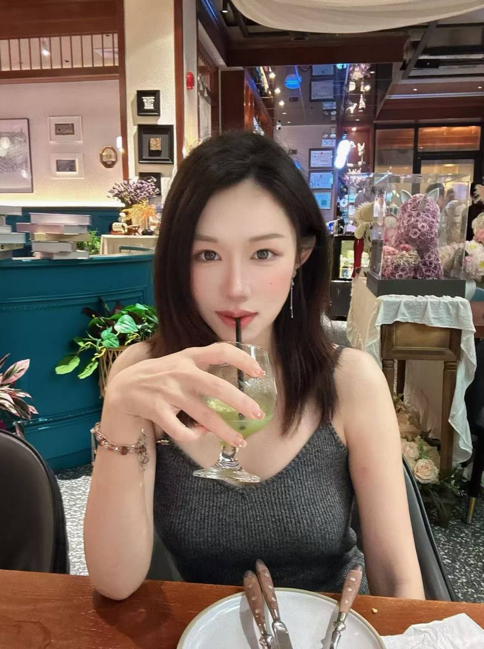 广东 深圳 22岁 159cm 47 D杯 文职 妈生脸,本科毕业,外企工作, 甜美清纯 性格温柔 开朗,会给你满满情绪价值,性格活泼,温柔体贴,善解人意。懂礼仪谈吐文雅有素质 情商高 ,情绪稳定,能和你轻松愉快相处。 抽烟纹身:无 SM:否 无套:否 口交:可 过夜:可 可飞:可 价格:6 特点:妈生脸,本科毕业,外企工作, 甜美清纯 性格温柔 开朗,会给你满满情绪价值,性格活泼,温柔体贴,善解人意。懂礼仪谈吐文雅有素质 情商高 ,情绪稳定,能和你轻松愉快相处。