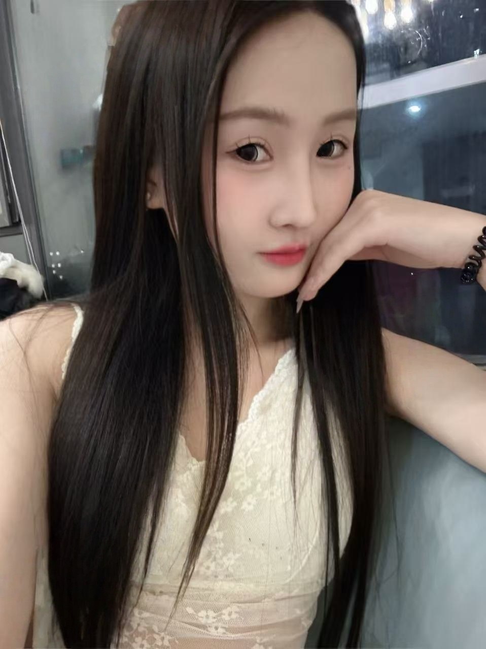 河南 郑州 19岁 160cm 88 A杯 温柔 抽烟纹身:无 SM:轻微 无套:可 口交:可 过夜:可 同居:看情况 可飞:最好北京上海 价格:20 特点:温柔