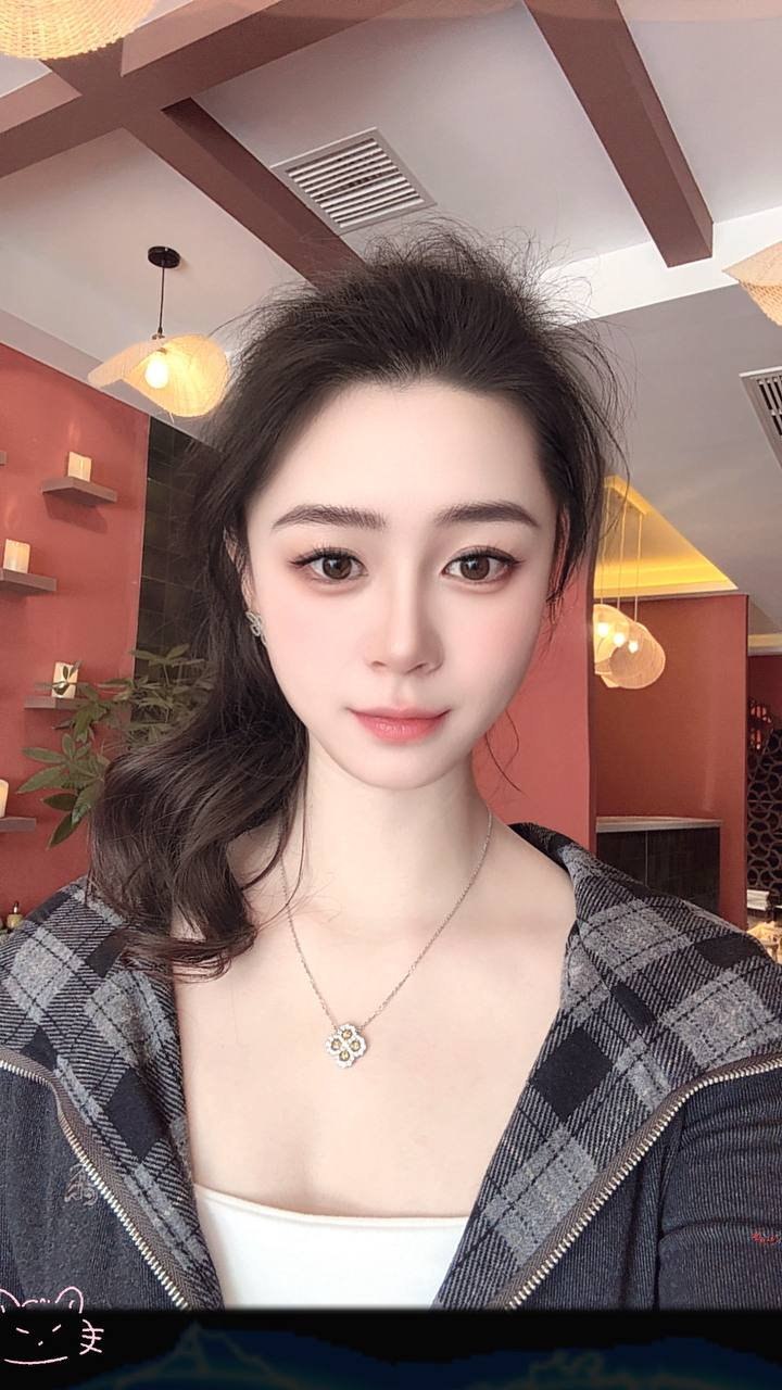 河南 郑州 27岁 170cm 108 B杯 高管 抽烟纹身:无 SM:否 无套:可 口交:可 过夜:可 同居:否 可飞:不 价格:10