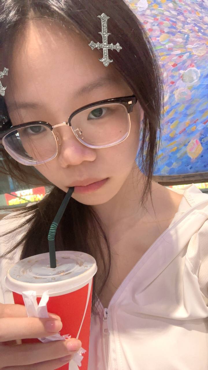 湖南 衡阳 18岁 165cm 100 A杯 学生 性格开朗 抽烟纹身:无 SM:是 无套:可 口交:可 过夜:可 同居:否 可飞:附近 价格:4 特点:性格开朗