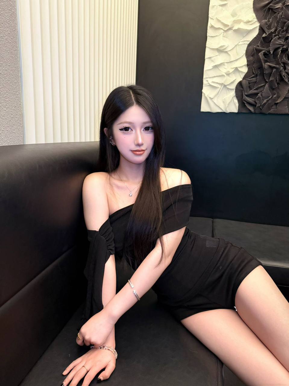 湖南 长沙 19岁 160cm 84 B杯 学生 性格开朗,爱笑,温柔,情绪价值足,会打游戏 抽烟纹身:无 SM:轻微 无套:否 口交:可 过夜:可 同居:可 可飞:可以 价格:15 特点:性格开朗,爱笑,温柔,情绪价值足,会打游戏