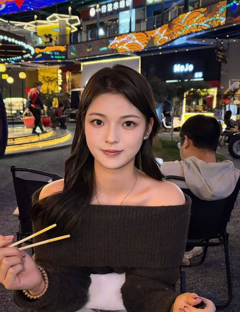 广东 广州 21岁 169cm 113 A杯 无 挺能聊的 抽烟纹身:无 SM:是 无套:否 口交:可 过夜:可 同居:否 可飞:加钱可 价格:15 特点:挺能聊的