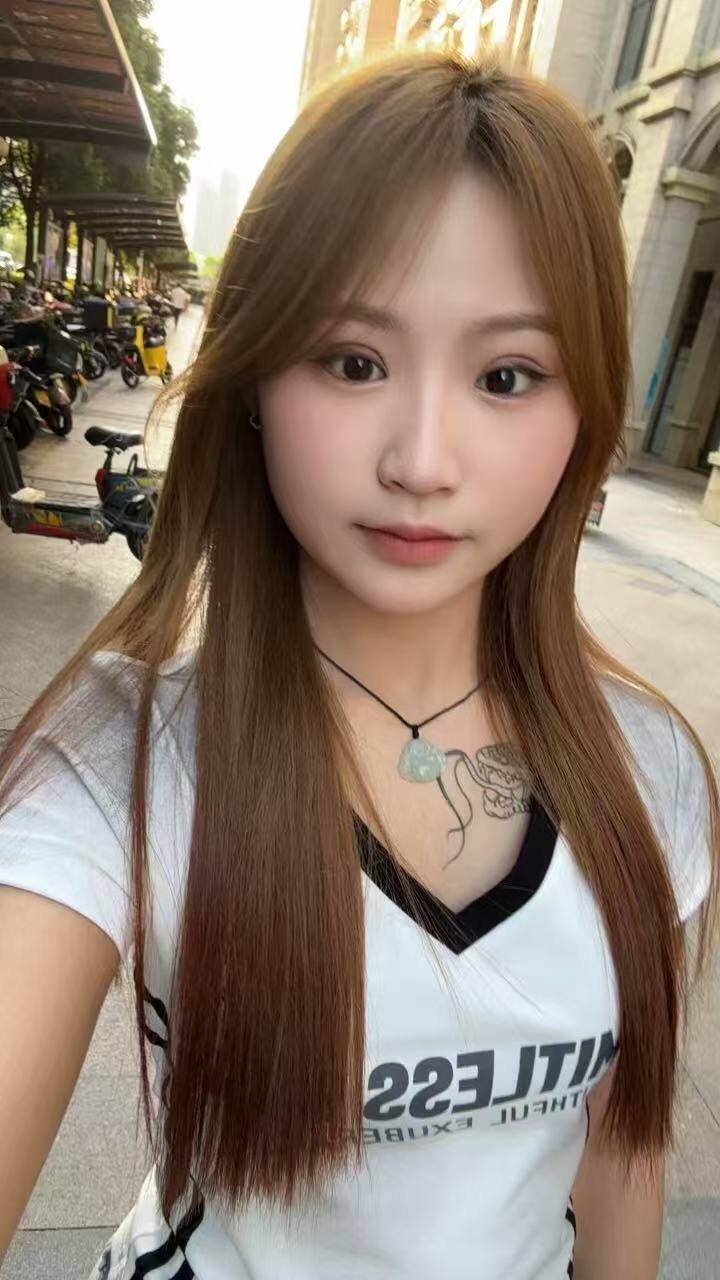 湖南 长沙 18岁 160cm 88 B杯 学生 年轻粉嫩,敏感水多,性格好,温柔懂事听话,圈子干净,配合程度高,可提供情绪价值 抽烟纹身:有纹身 SM:否 无套:可 口交:可 过夜:可 同居:否 可飞:可 价格:8 特点:年轻粉嫩,敏感水多,性格好,温柔懂事听话,圈子干净,配合程度高,可提供情绪价值