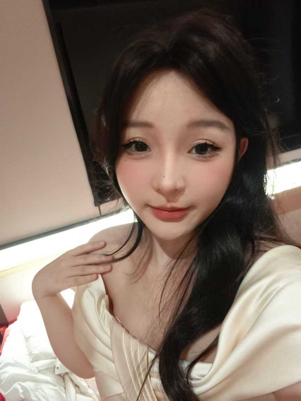 浙江 杭州 22岁 162cm 98 B杯 实习 第一次接触,圈子干净,性格温和,不事儿逼 听话 抽烟纹身:无 SM:否 无套:可 口交:可 过夜:可 同居:可 可飞:可去外省、港澳 价格:10 特点:第一次接触,圈子干净,性格温和,不事儿逼 听话