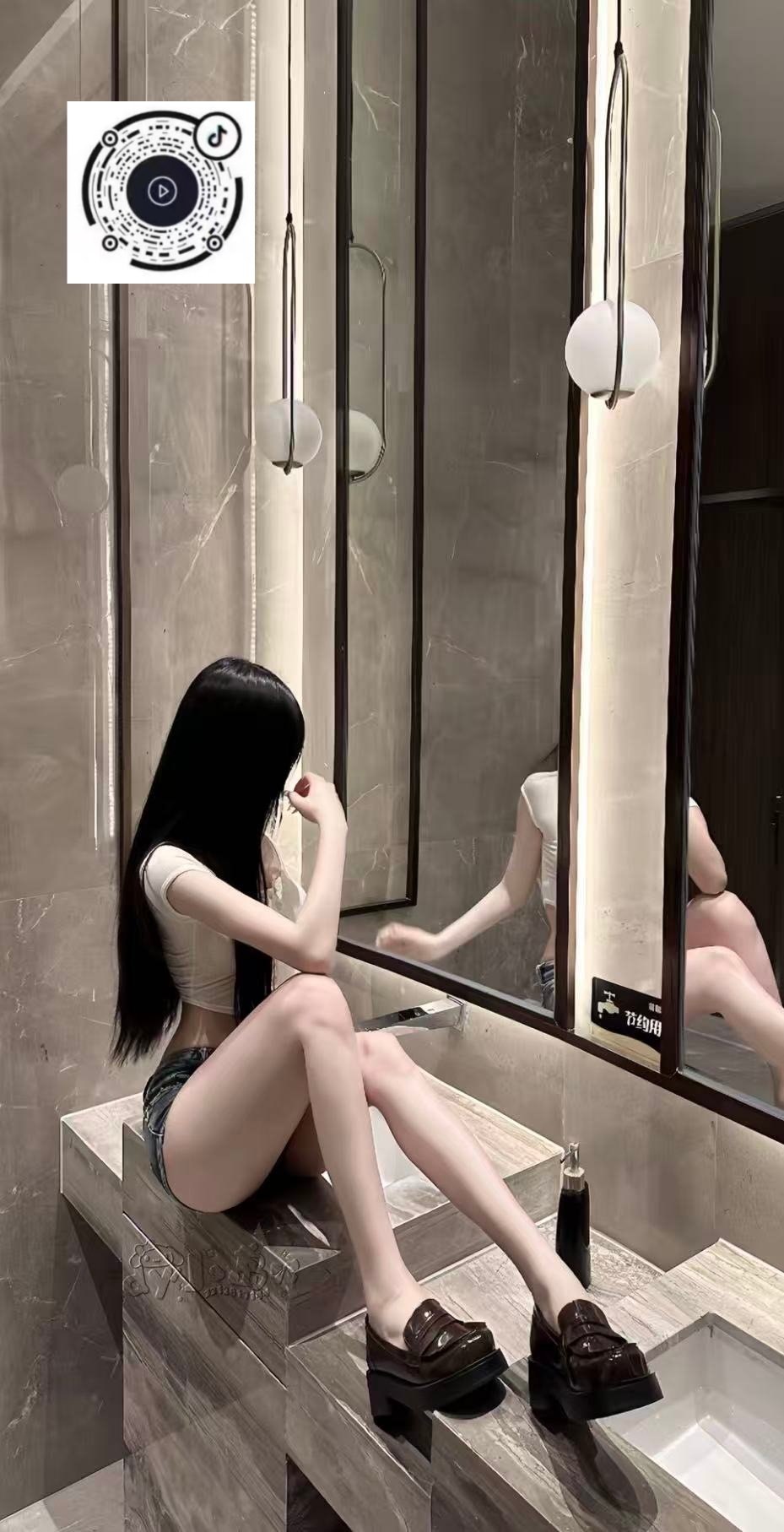 江苏 徐州 19岁 176cm 103 B杯 学生 萝莉脸,徐姐身材 抽烟纹身:无 SM:否 无套:否 口交:可 过夜:可 同居:否 可飞:可 价格:12 特点:萝莉脸,徐姐身材