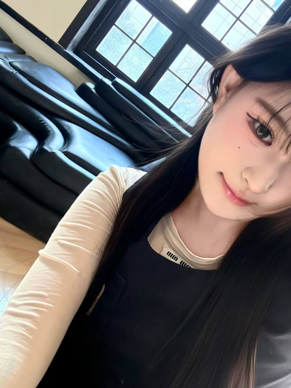 河南 郑州 19岁 169cm 58 C杯 学生 超绝大奶 皮肤白皙有质感 圈子干净 敏感体质 抽烟纹身:无 SM:否 无套:否 口交:可 过夜:可 同居:否 可飞:可 价格:12 特点:超绝大奶 皮肤白皙有质感 圈子干净 敏感体质