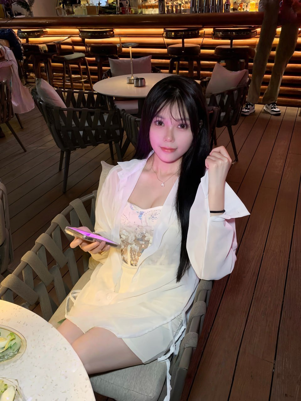 广东 深圳 22岁 161cm 90 C杯 行政 性格好,肤白貌美 抽烟纹身:无 SM:否 无套:否 口交:可 过夜:可 同居:否 可飞:可出省,周边城市可 价格:20 特点:性格好,肤白貌美
