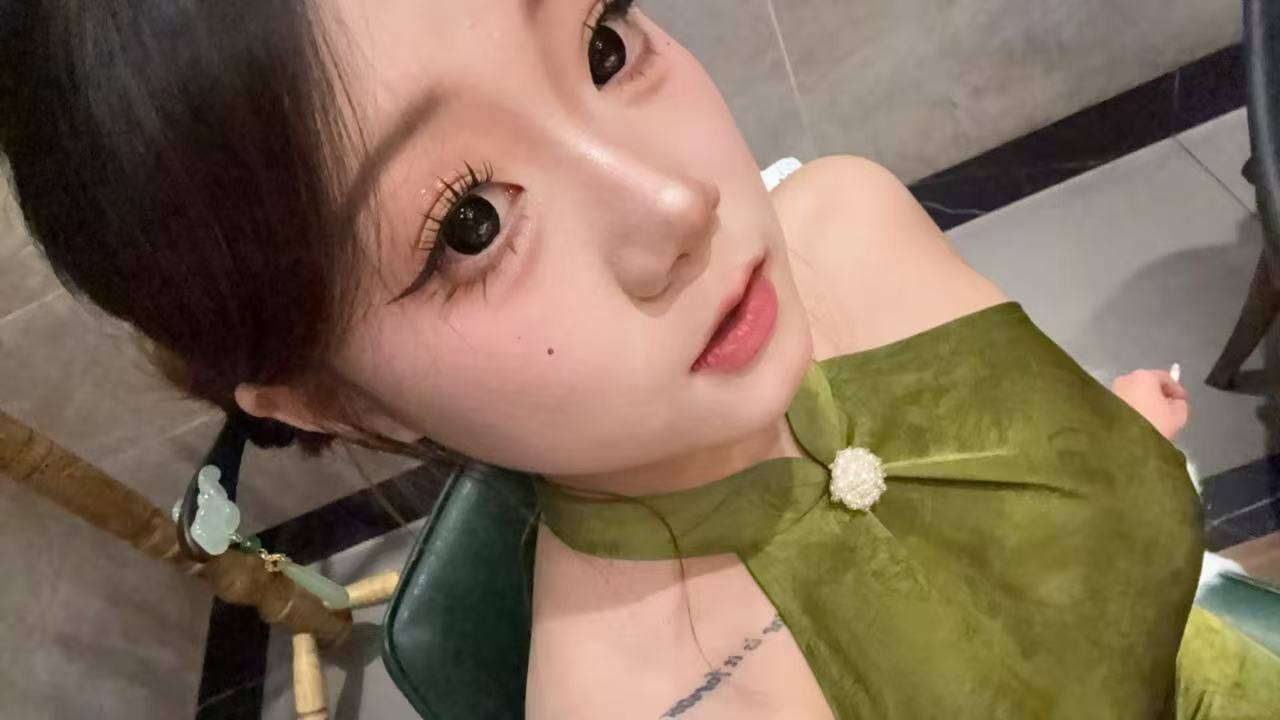 云南 昆明 18岁 160cm 45 B杯 无业游民 性格活泼开朗 可以提供情绪价值 抽烟纹身:无抽烟有纹身 SM:轻微 无套:否 口交:可 过夜:可 同居:否 可飞:可以 价格:10 特点:性格活泼开朗 可以提供情绪价值