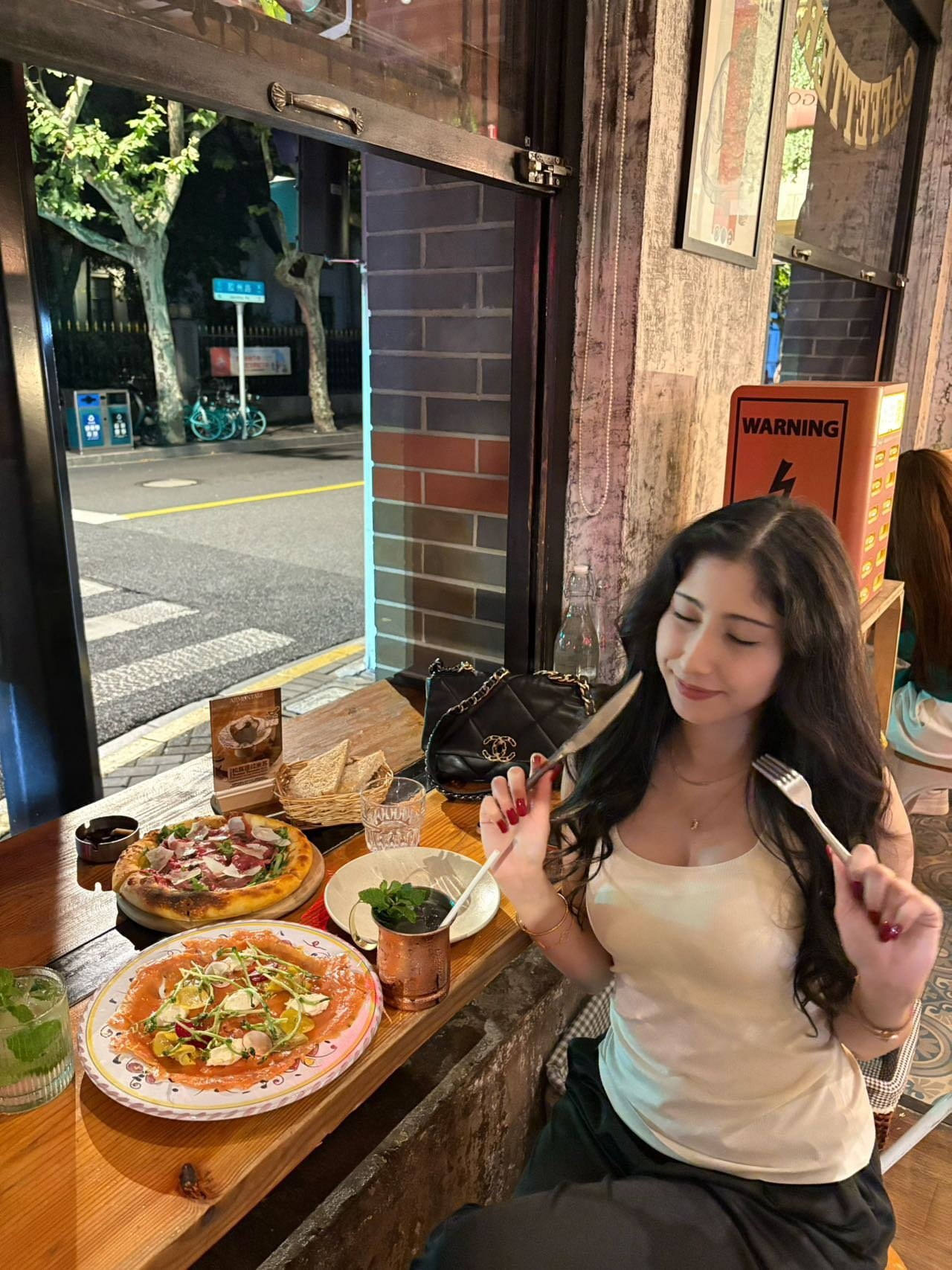 浙江 杭州 22岁 170cm 110 B杯 个体 风格多变 SM:否 无套:否 口交:否 过夜:可 同居:可 可飞:能,港澳,国外 价格:15 特点:风格多变