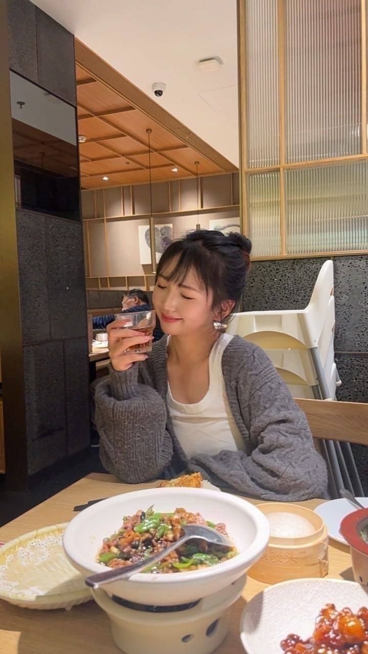 江苏 苏州 23岁 165cm 55 B杯 学生 甜美可爱 不照骗 抽烟纹身:无 SM:否 无套:可 口交:可 过夜:可 同居:可 可飞:不 价格:15 特点:甜美可爱 不照骗