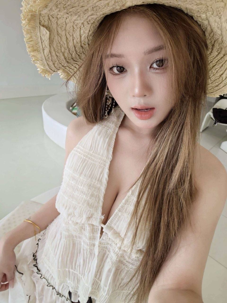 上海 上海 21岁 161cm 96 C杯 设计师 小鸟依人型,情商高,善解人意,性感,表面矜持内心风骚,温柔,可给予充足的情绪价值,可粘人也可不打扰 抽烟纹身:无 SM:否 无套:可 口交:可 过夜:可 同居:否 可飞:可 价格:6 特点:小鸟依人型,情商高,善解人意,性感,表面矜持内心风骚,温柔,可给予充足的情绪价值,可粘人也可不打扰