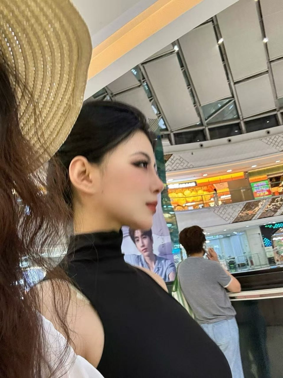 河南 郑州 23岁 170cm 115 B杯 无 腿长御姐 抽烟纹身:无 SM:否 无套:可 口交:可 过夜:可 同居:否 可飞:可 价格:15 特点:腿长御姐