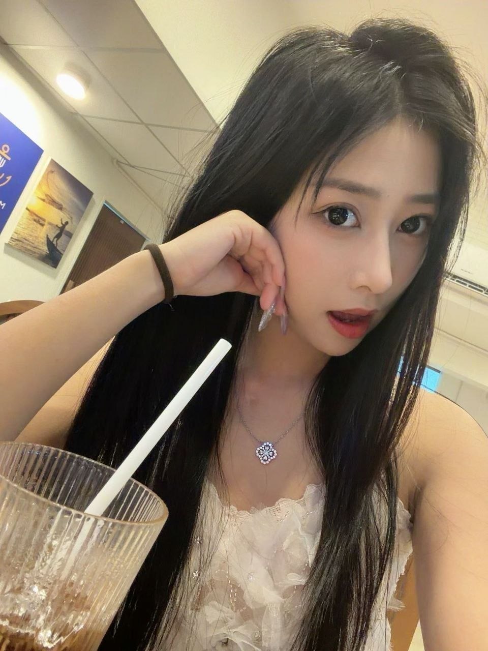 广东 广州 22岁 160cm 85 B杯 刚毕业 清纯甜美,温柔体贴,情商阅历高 抽烟纹身:无 SM:轻微可 无套:可 口交:可 过夜:可 同居:可 可飞:可 价格:30 特点:清纯甜美,温柔体贴,情商阅历高