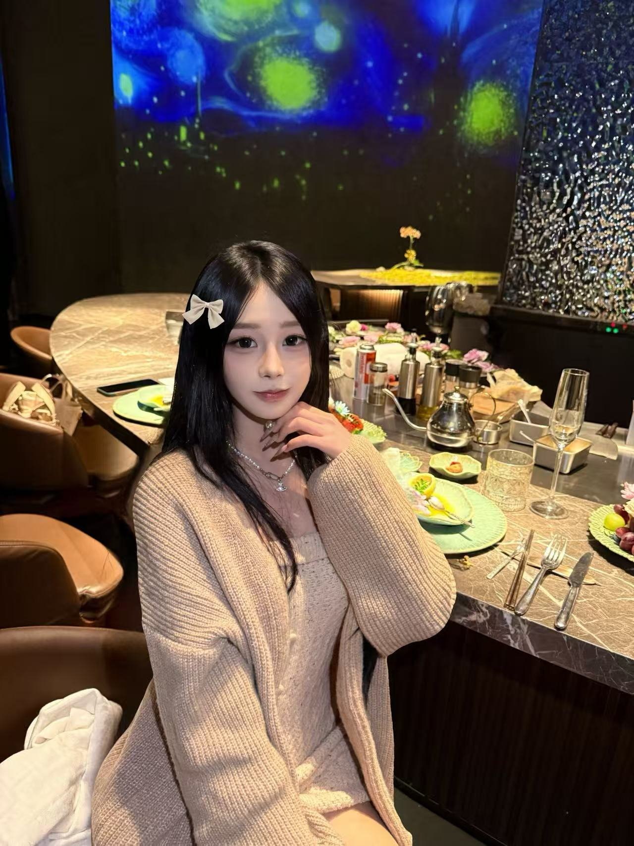 广东 深圳 19岁 160cm 93 B杯 无 妈生脸,长相甜美床上反差婊,懂事听话配合度高,胸部挺拔圆润,水多叫声的很大声,腰臀比屁股大后入感好 抽烟纹身:无 SM:否 无套:否 口交:可 过夜:可 同居:可 可飞:可 价格:25 特点:妈生脸,长相甜美床上反差婊,懂事听话配合度高,胸部挺拔圆润,水多叫声的很大声,腰臀比屁股大后入感好