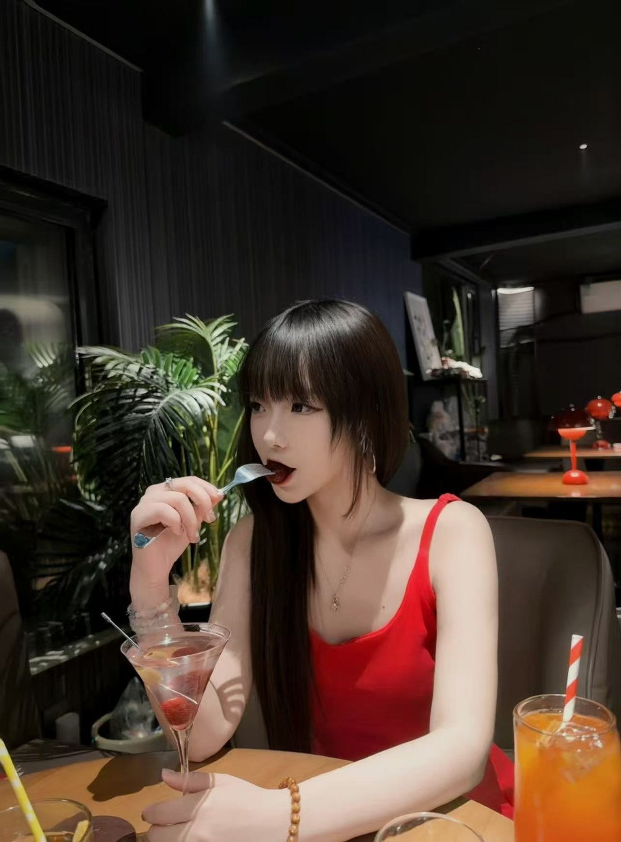 浙江 宁波 22岁 158cm 78 B杯 自由 五官精致 会撒娇 抽烟纹身:无 SM:否 无套:否 口交:可 过夜:可 同居:否 可飞:可 价格:9 特点:五官精致 会撒娇