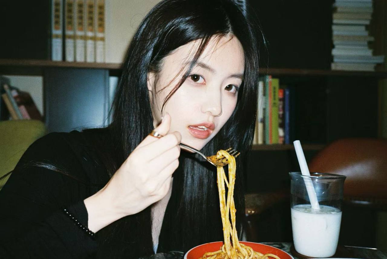 四川 重庆 19岁 162cm 94 C杯 学生 妈生脸无整,情绪稳定 做饭好吃 会画画 弹琴 唱歌 聊天有趣 抽烟纹身:无 SM:是 无套:否 口交:可 过夜:可 同居:可 可飞:可 价格:60 特点:妈生脸无整,情绪稳定 做饭好吃 会画画 弹琴 唱歌 聊天有趣