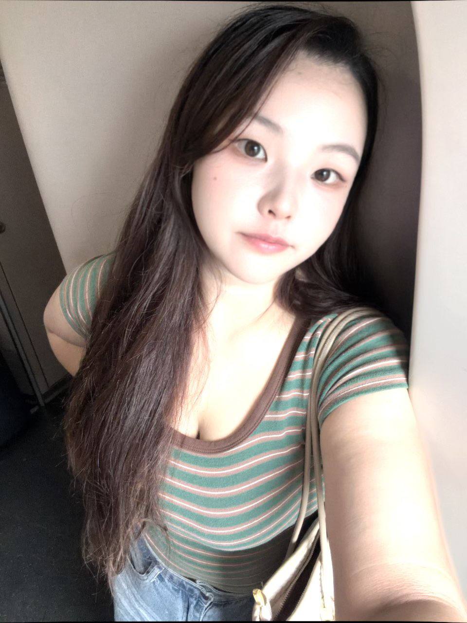 广东 东莞 24岁 165cm 64 D杯 自由职业 胸大,懂事儿,听话 抽烟纹身:无 SM:否 无套:可 口交:可 过夜:可 同居:否 可飞:不 价格:15 特点:胸大,懂事儿,听话