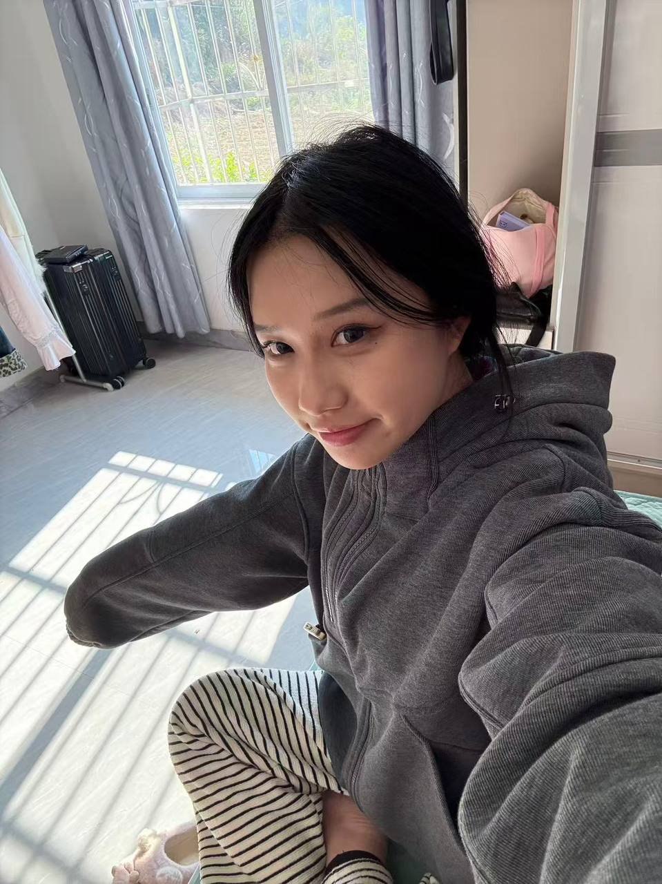 广东 广州 21岁 166cm 105 B杯 医美 听话 懂得提供情绪价值 抽烟纹身:有纹身 SM:是 无套:否 口交:可 过夜:可 同居:可 可飞:可 价格:22 特点:听话 懂得提供情绪价值