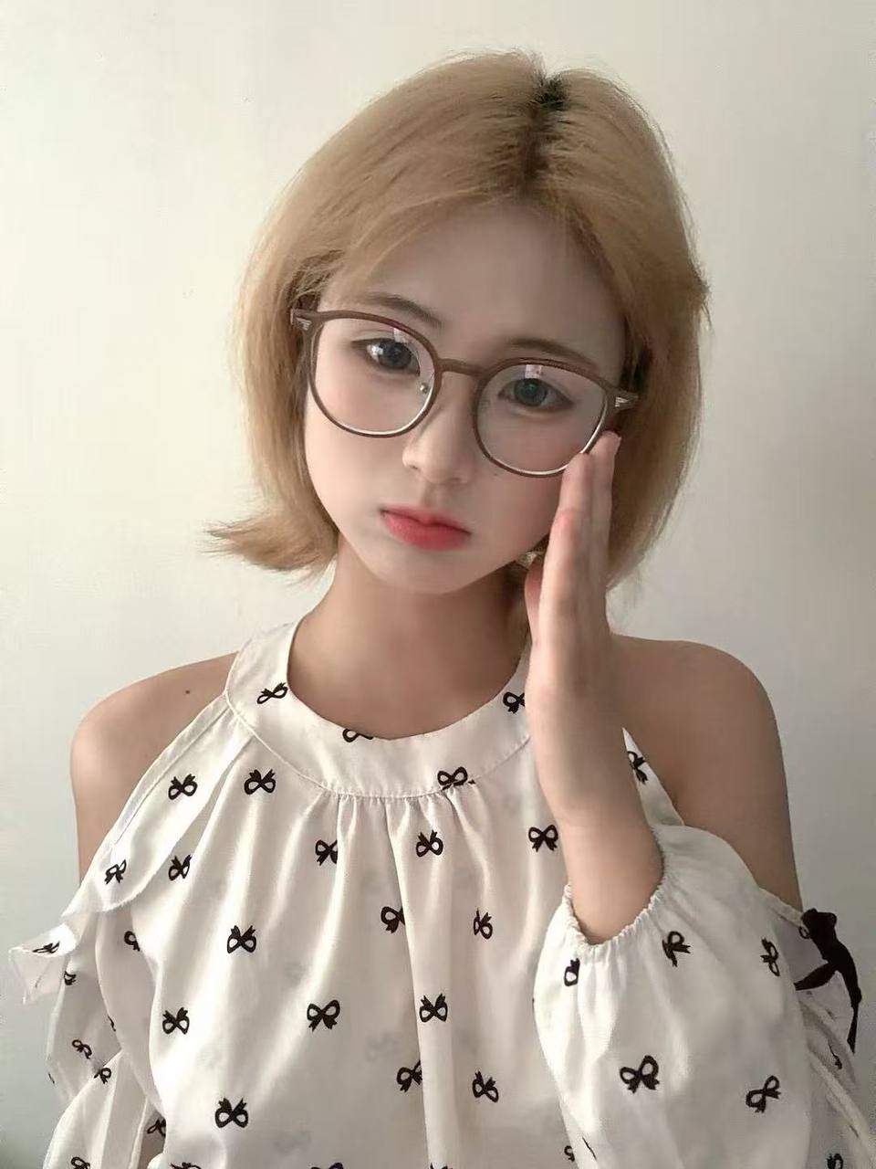 浙江 杭州 18岁 162cm 48 A杯 宠物美容师 听话 抽烟纹身:无 SM:否 无套:可 口交:可 过夜:可 同居:否 可飞:可 价格:7 特点:听话