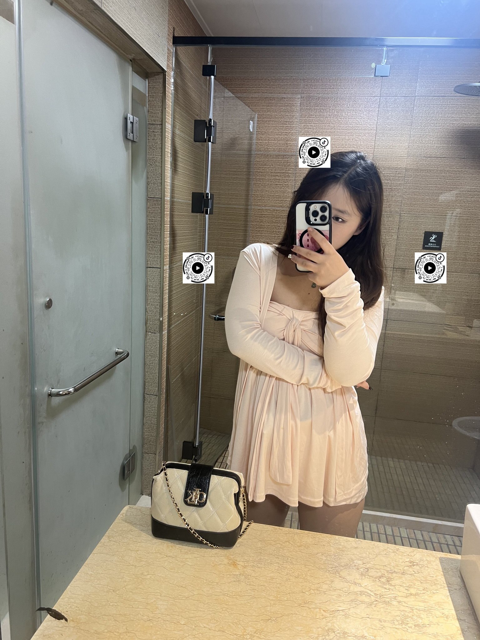 广东 深圳 18岁 155cm 95 B杯 待业 十六 微胖 性格好 乖巧听话,可爱,嫩,紧,滑 抽烟纹身:无 SM:否 无套:可 口交:否 过夜:可 同居:可 可飞:能 价格:3.5 特点:十六 微胖 性格好 乖巧听话,可爱,嫩,紧,滑