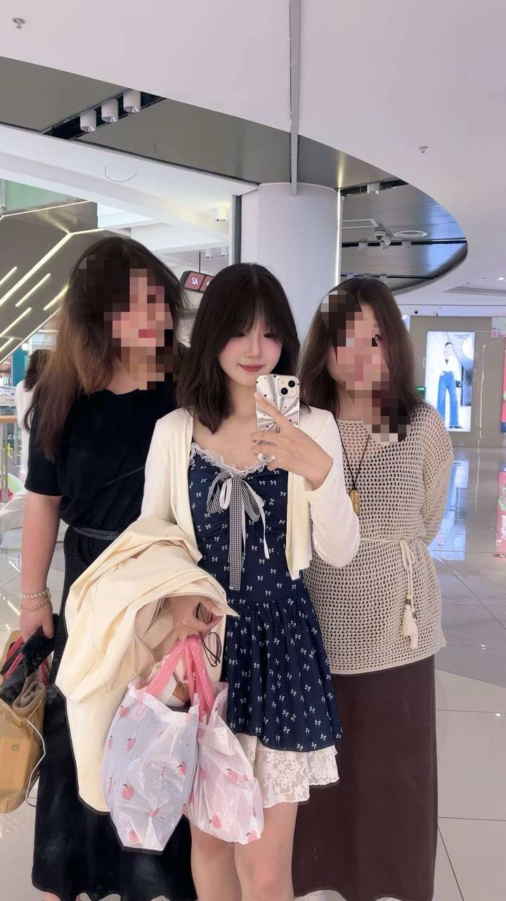 陕西 西安 18岁 168cm 98 B杯 学生 反差听话,小美 抽烟纹身:无 SM:可 无套:可 口交:可 过夜:可 同居:否 可飞:否 价格:5 特点:反差听话,小美