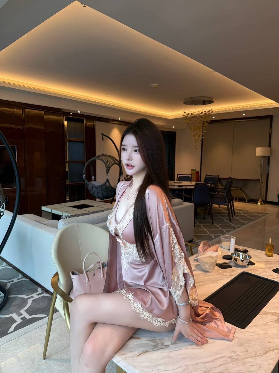 广东 深圳 19岁 165cm 95 C杯 听话懂事 SM:轻微 无套:可 口交:可 过夜:可 同居:否 可飞:可(港澳) 价格:30-60 特点:听话懂事