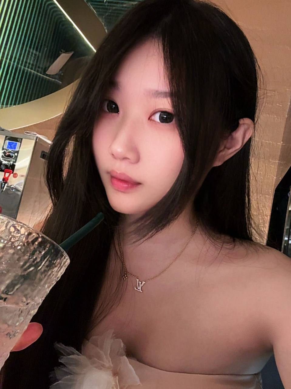 广东 广州 18岁 162cm 100 C杯 学生 在校艺术生 性格比较温顺听话 审美好 有气质 喜欢健身鹅蛋脸 身材前凸后翘 腰细 有肉感 水多 淡妆 抽烟纹身:无 SM:否 无套:否 口交:可 过夜:可 同居:否 可飞:能 价格:20 特点:在校艺术生 性格比较温顺听话 审美好 有气质 喜欢健身鹅蛋脸 身材前凸后翘 腰细 有肉感 水多 淡妆
