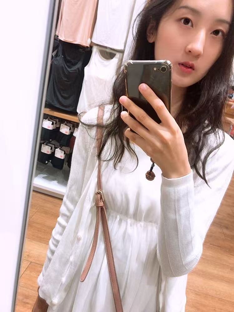 云南 昆明 27岁 164cm 90 A杯 自由职业 可以口出来,有服务意识,纯天然没整,身体敏感,性格好,会提供情绪价值,外表乖,私下s,反差 抽烟纹身:无 SM:是 无套:否 口交:可 过夜:可 同居:可 可飞:可 价格:8 特点:可以口出来,有服务意识,纯天然没整,身体敏感,性格好,会提供情绪价值,外表乖,私下s,反差