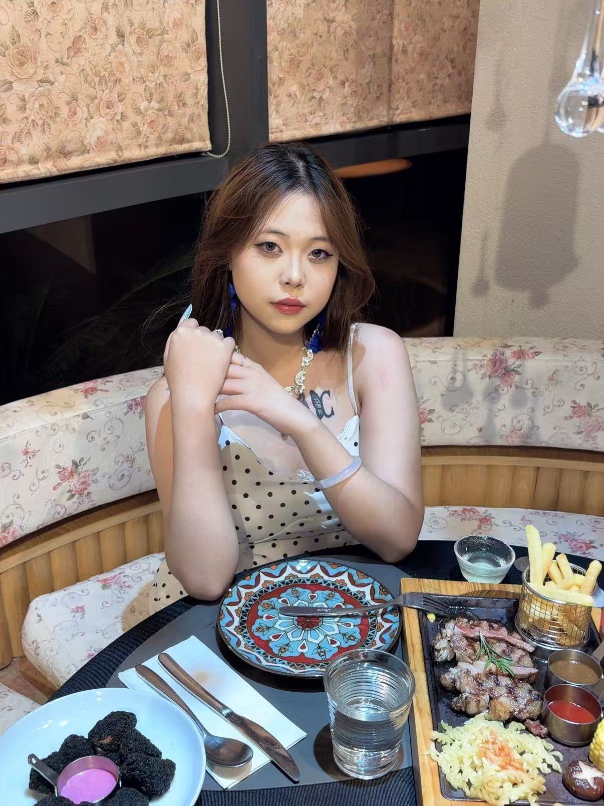 贵州 黔南 19岁 165cm 116 B杯 酒吧促销 抗压能力强 天生的行动派 善于听取意见 平时话多 不喜欢我可以闭嘴 熟了之后反差大 身材好胸大 屁股翘 抽烟纹身:有抽烟有纹身 SM:否 无套:否 口交:否 过夜:可 同居:否 可飞:可 报销费用 价格:9 特点:抗压能力强 天生的行动派 善于听取意见 平时话多 不喜欢我可以闭嘴 熟了之后反差大 身材好胸大 屁股翘